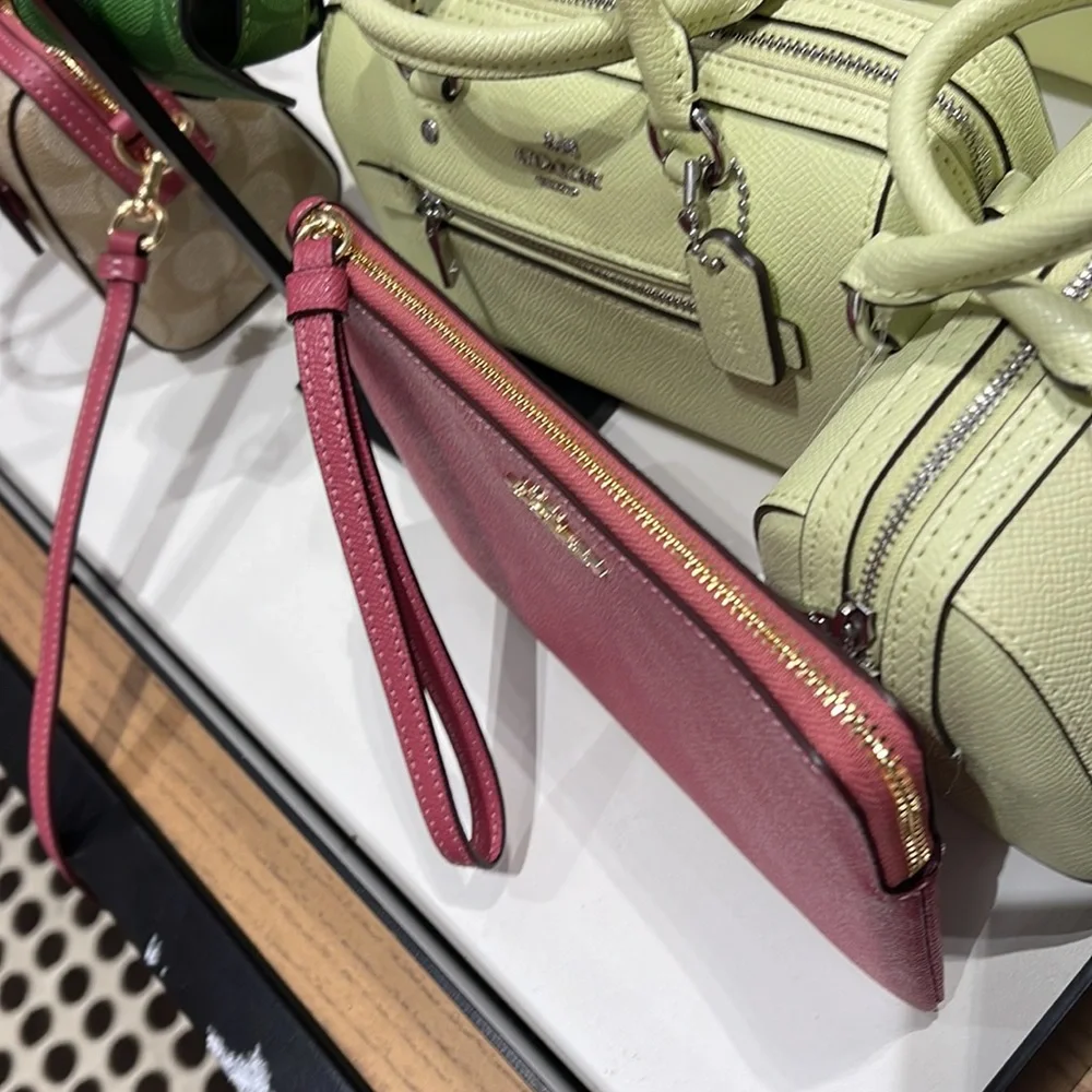 Coach Large Corner Zip Wristlet IM/Rouge